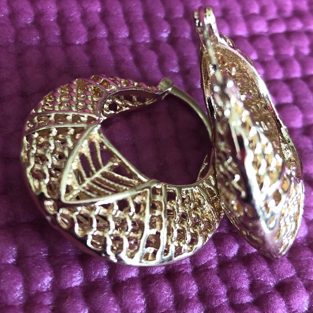 18k Gold Plated Basket Weave Hoops 💛 - Picture 9 of 10